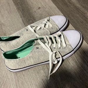 Women shoes new never been use